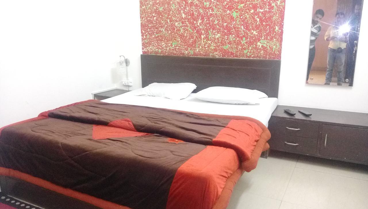 Hotel Aashiyana Агра Екстериор снимка